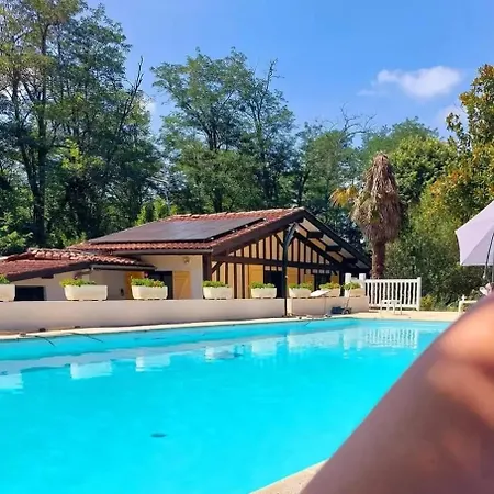 Familial A Avec Piscine Partagee Chalet