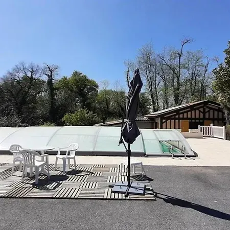 Familial A Avec Piscine Partagee Chalet