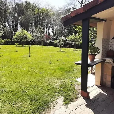 Familial A Avec Piscine Partagee * Laurede